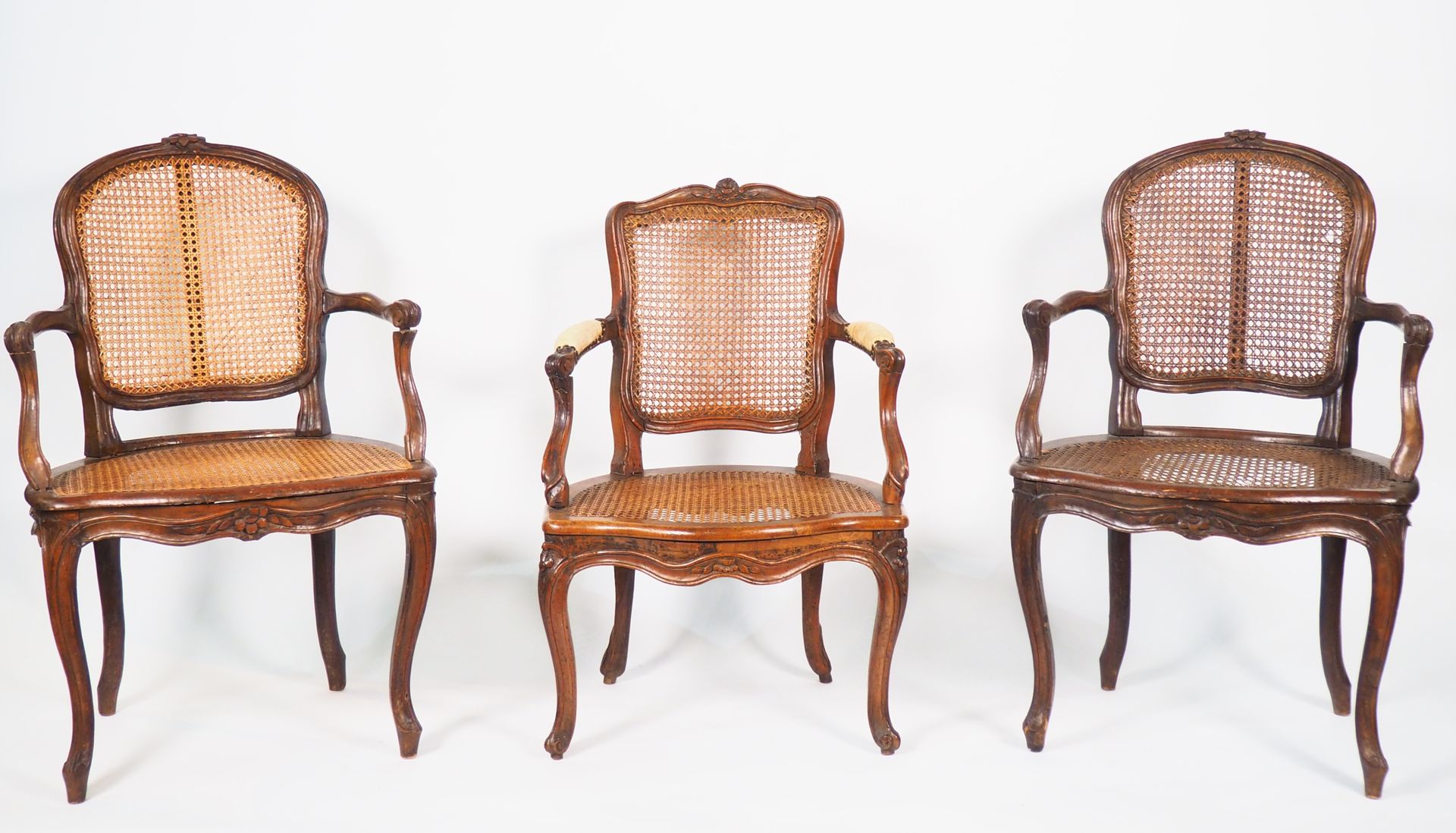 Null Paire de fauteuils cabriolet cannés Louis XV en bois naturel mouluré et scu&hellip;