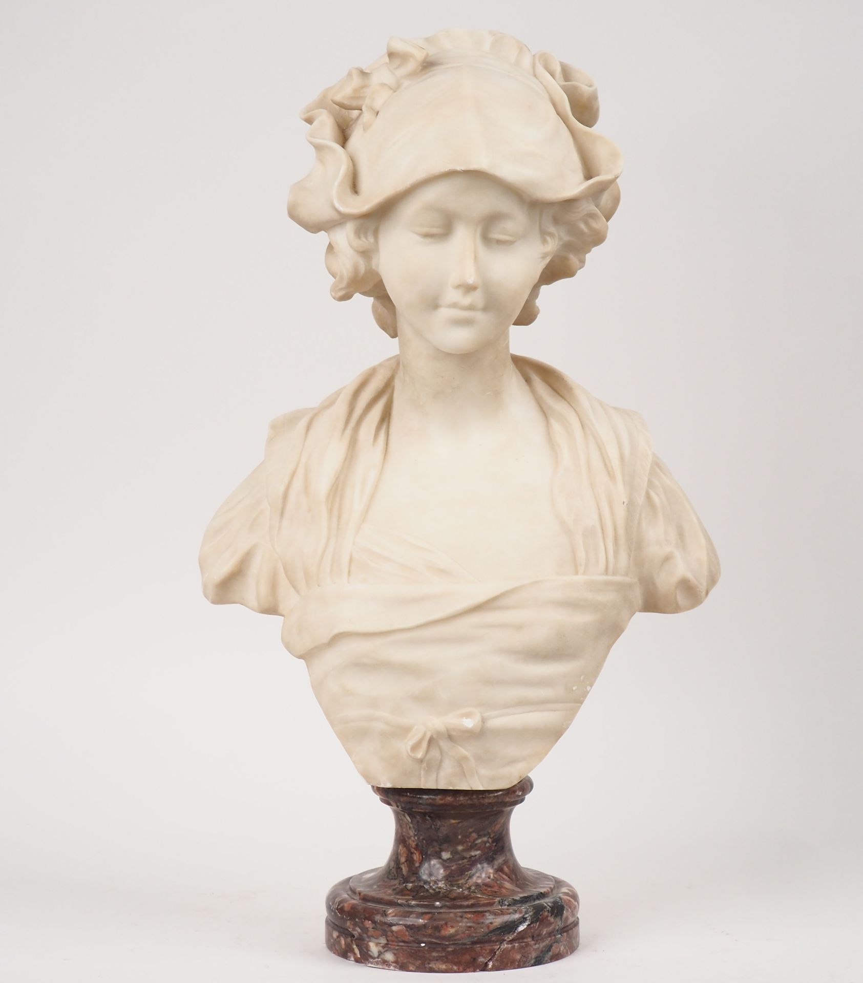 Null Ecole française 1900 
"jeune fille en buste au fichu"
Sculpture en albâtre
&hellip;