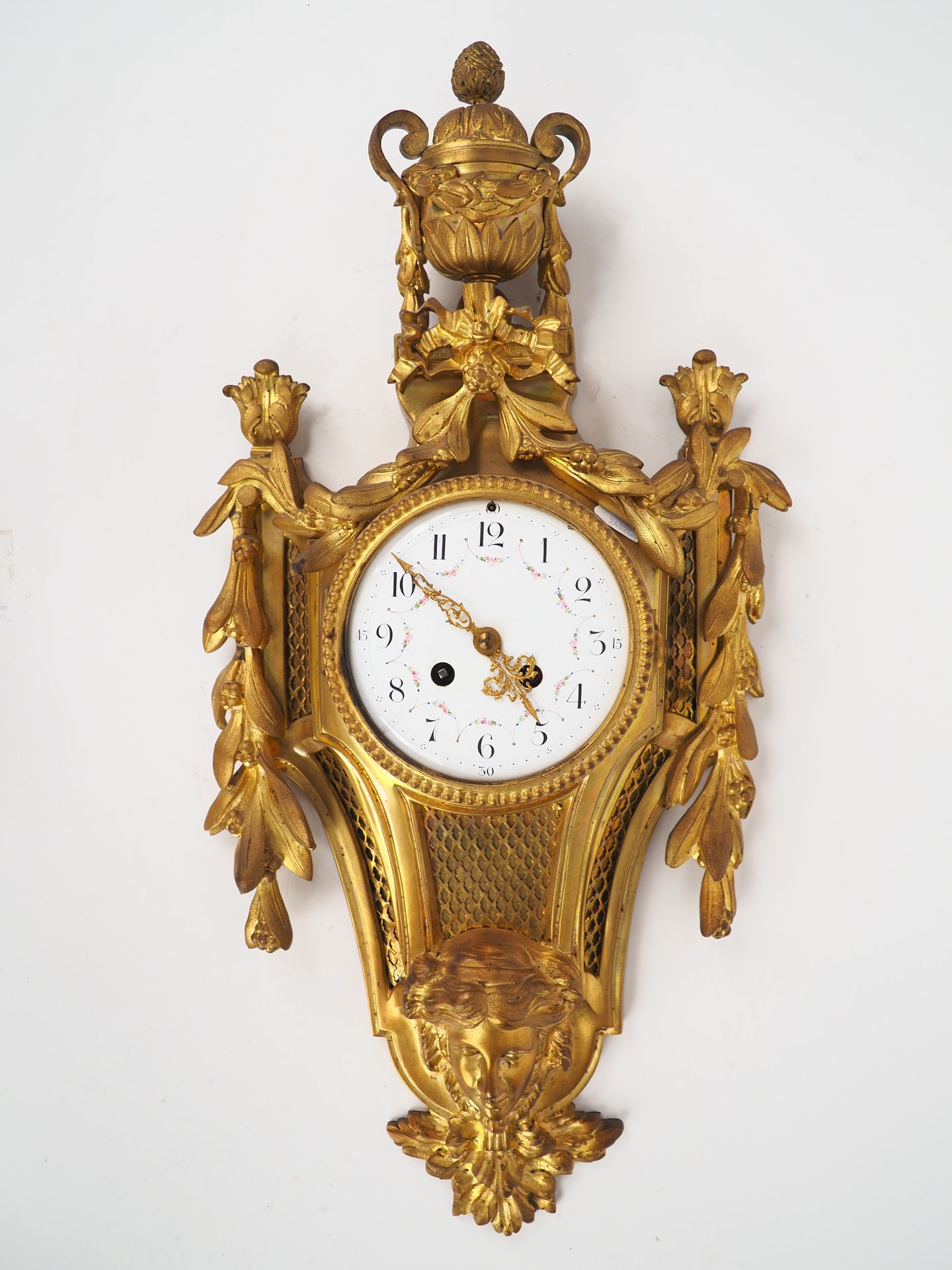Null Cartel d'applique de style Louis XVI en bronze doré, à décor de vase à l'an&hellip;