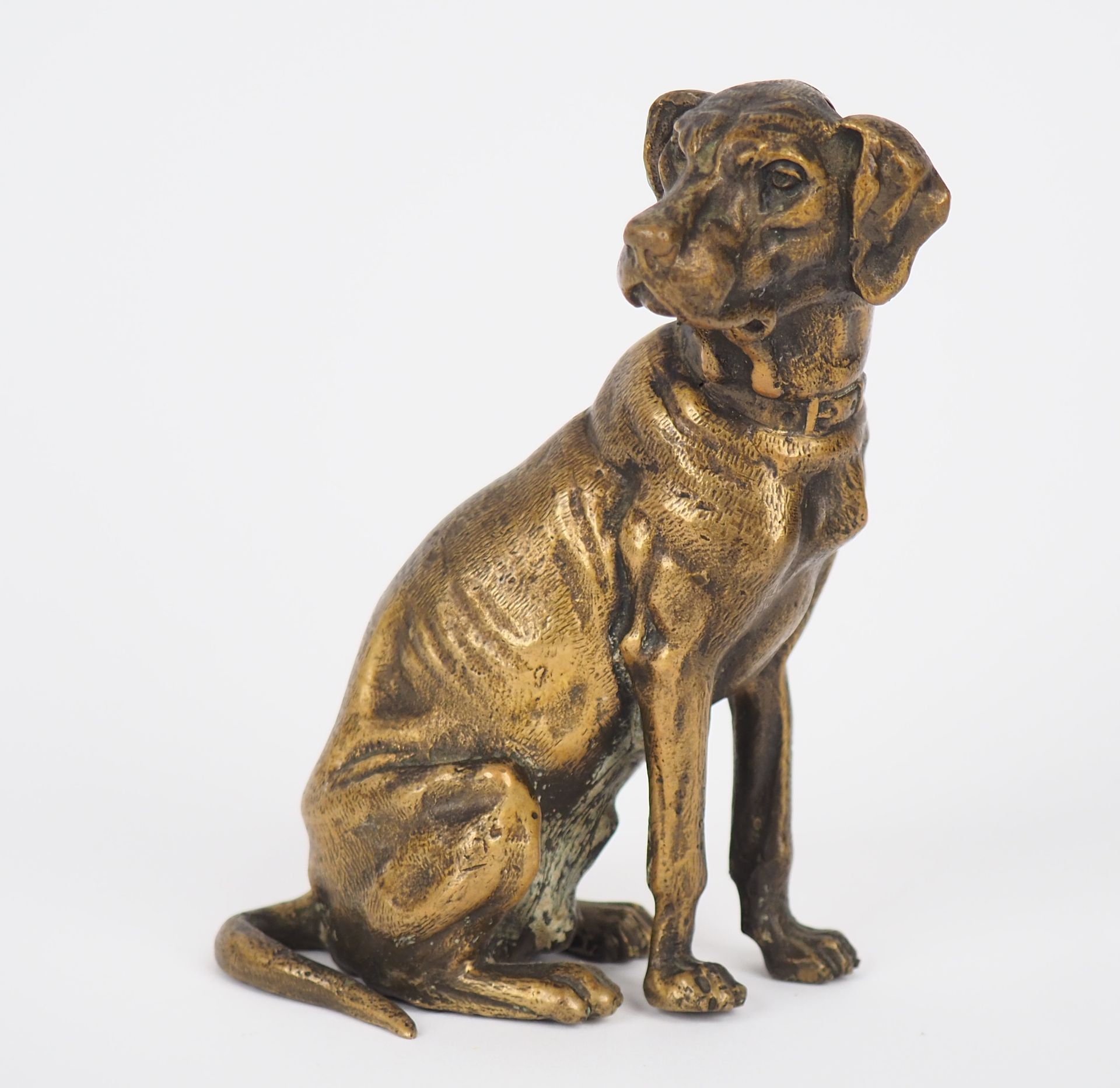 Null Sujet en bronze "chien de chasse assis".
H. 11 cm