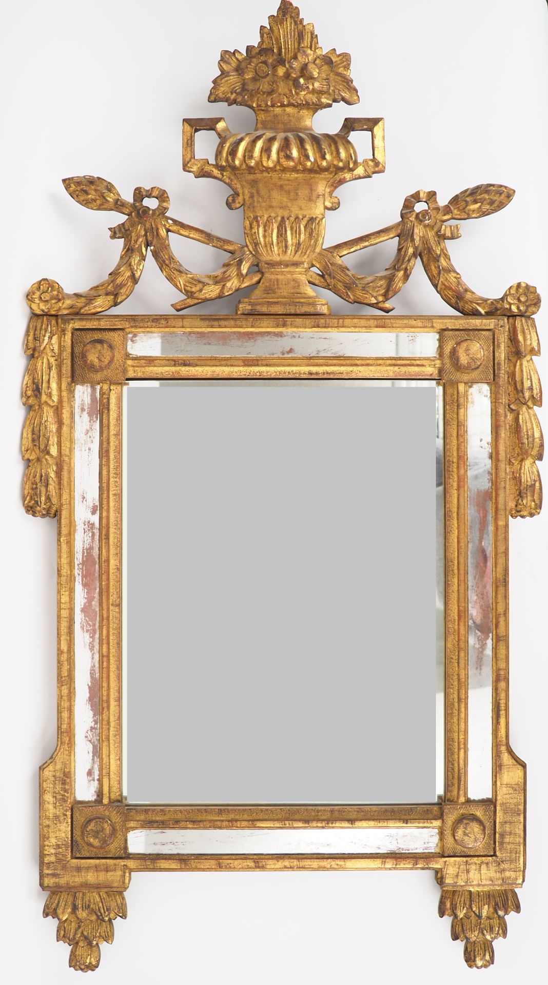 Null Miroir à parecloses de style Louis XVI en bois sculpté et doré, surmonté d'&hellip;