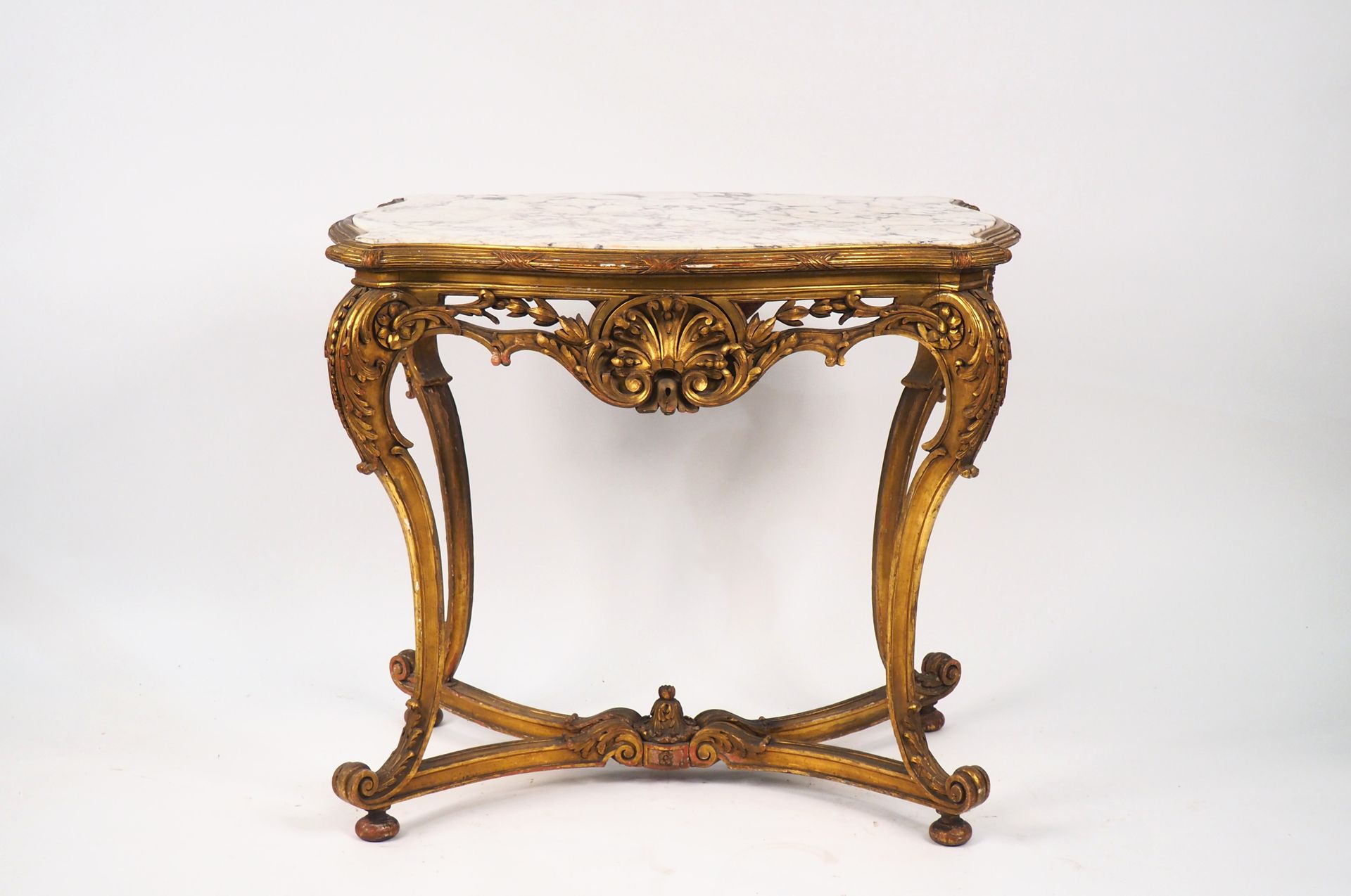 Null Table de milieu de style Louis XV en bois mouluré, sculpté et doré, à décor&hellip;