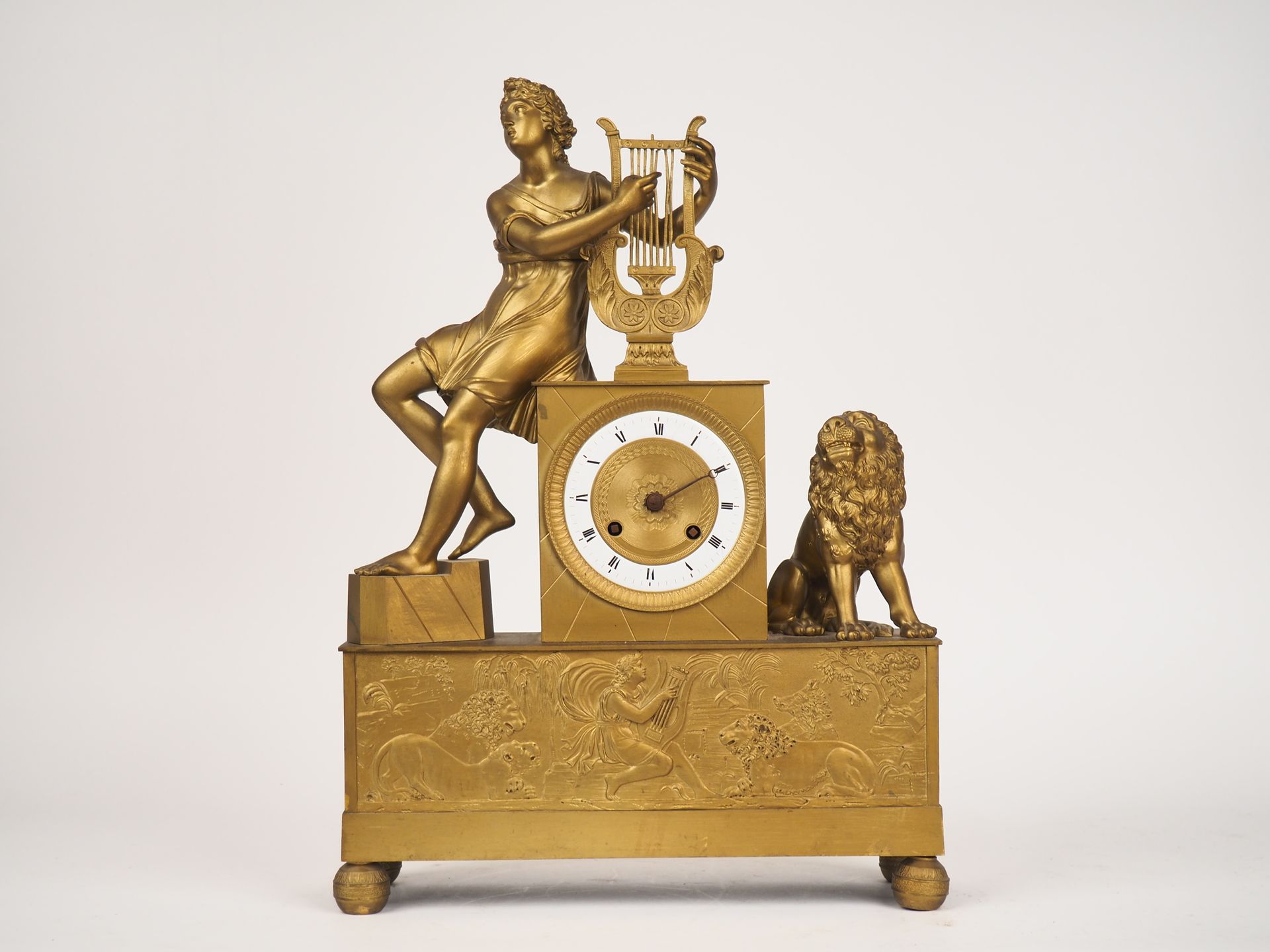 Null Pendule Restauration en bronze repatiné et doré, à décor d'Apollon et d'un &hellip;