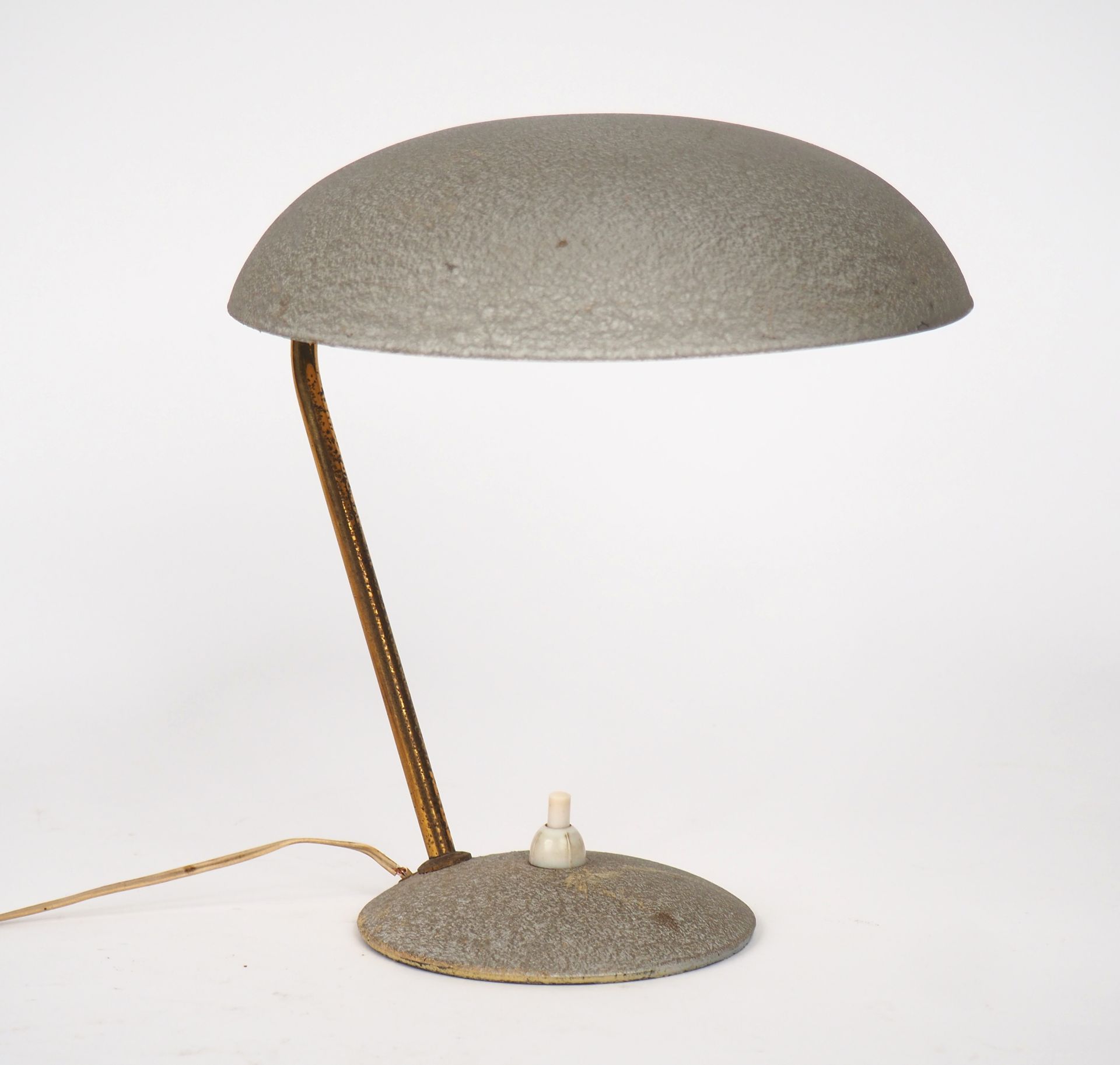Null Lampe de chevet 1960 en tôle grise et laiton. 
H. 20 cm