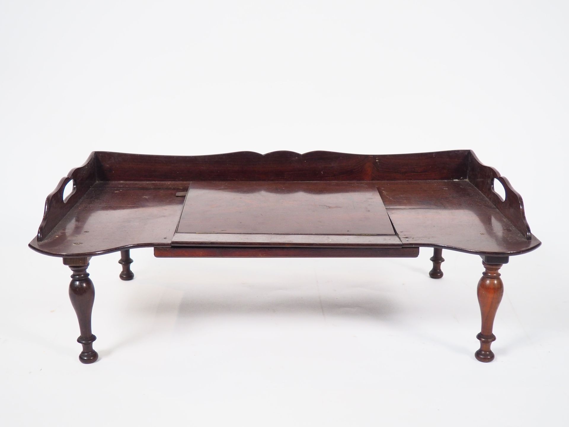 Null Table liseuse dite "table d'accouchée" Napoléon IIII en palissandre.
(plate&hellip;