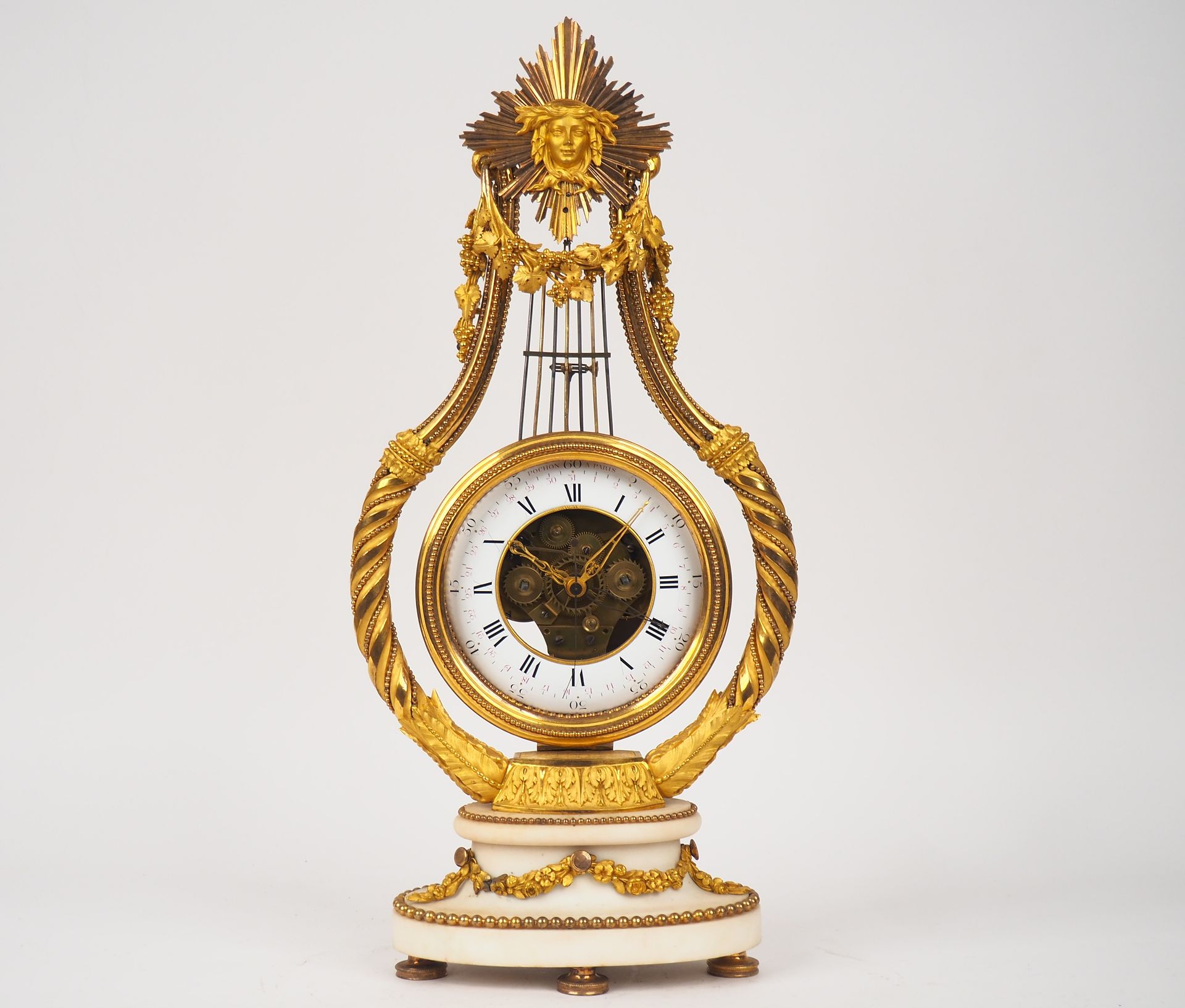 Null Pendule lyre Louis XVI en bronze ciselé, doré et marbre blanc, à décor de r&hellip;
