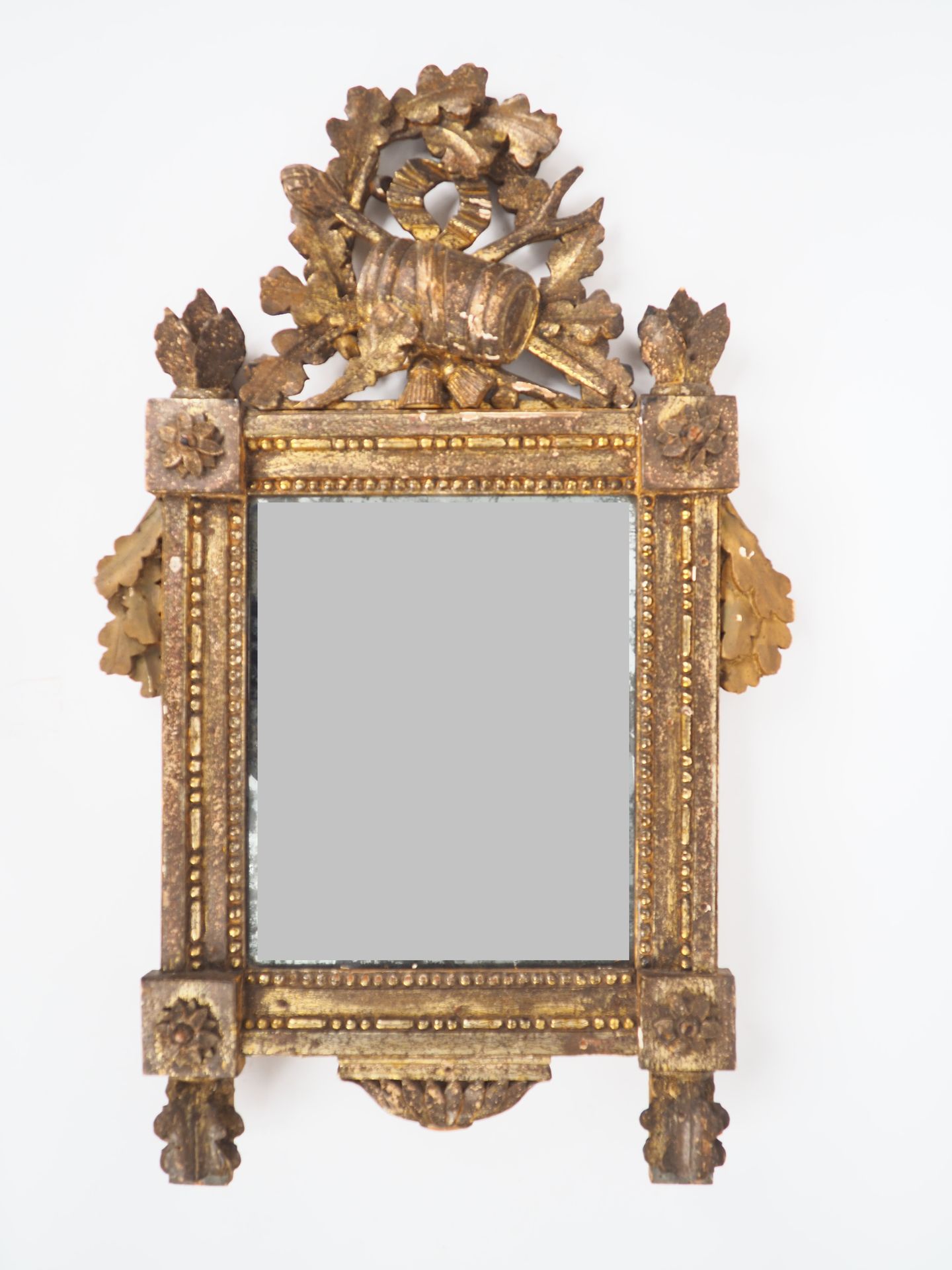 Null Miroir de style Louis XVI en bois sculpté et doré, fronton ajouré à décor d&hellip;