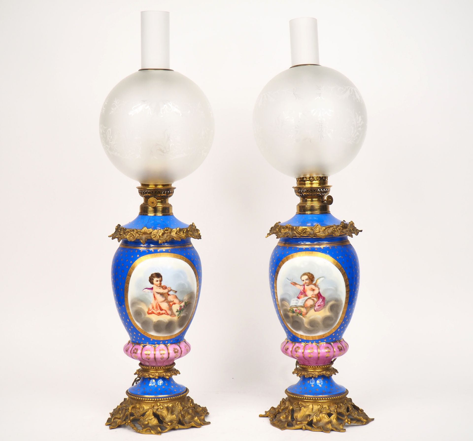 Null Paire de lampes à pétrole Napoléon III en porcelaine polychrome à décor dan&hellip;