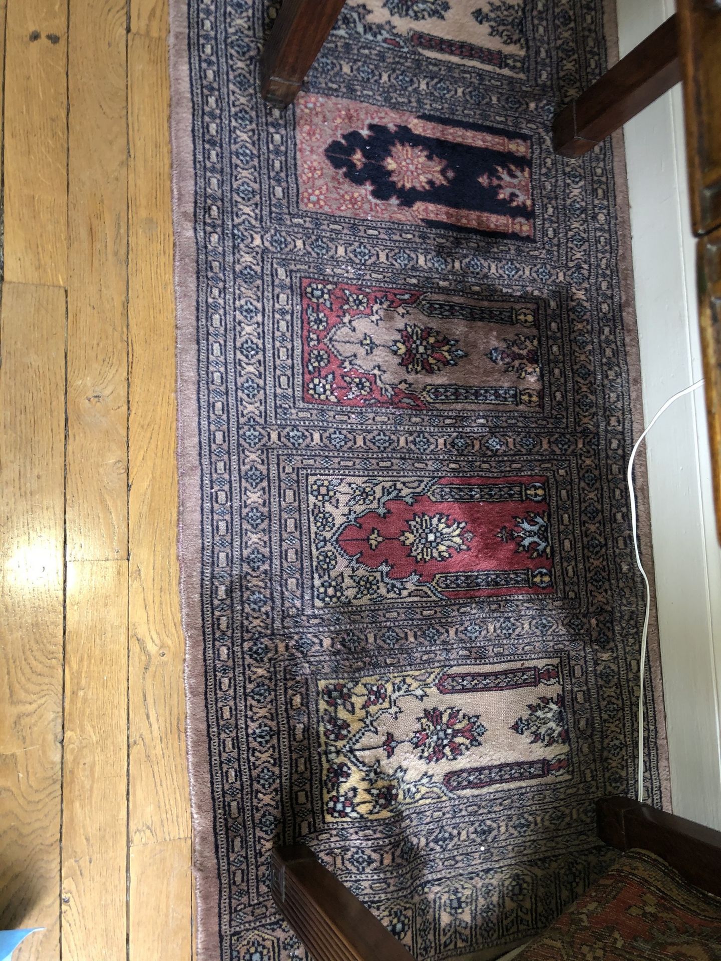 Null 有六个米拉布图案的地毯

巴基斯坦, 20世纪

200 x 70厘米（约）。