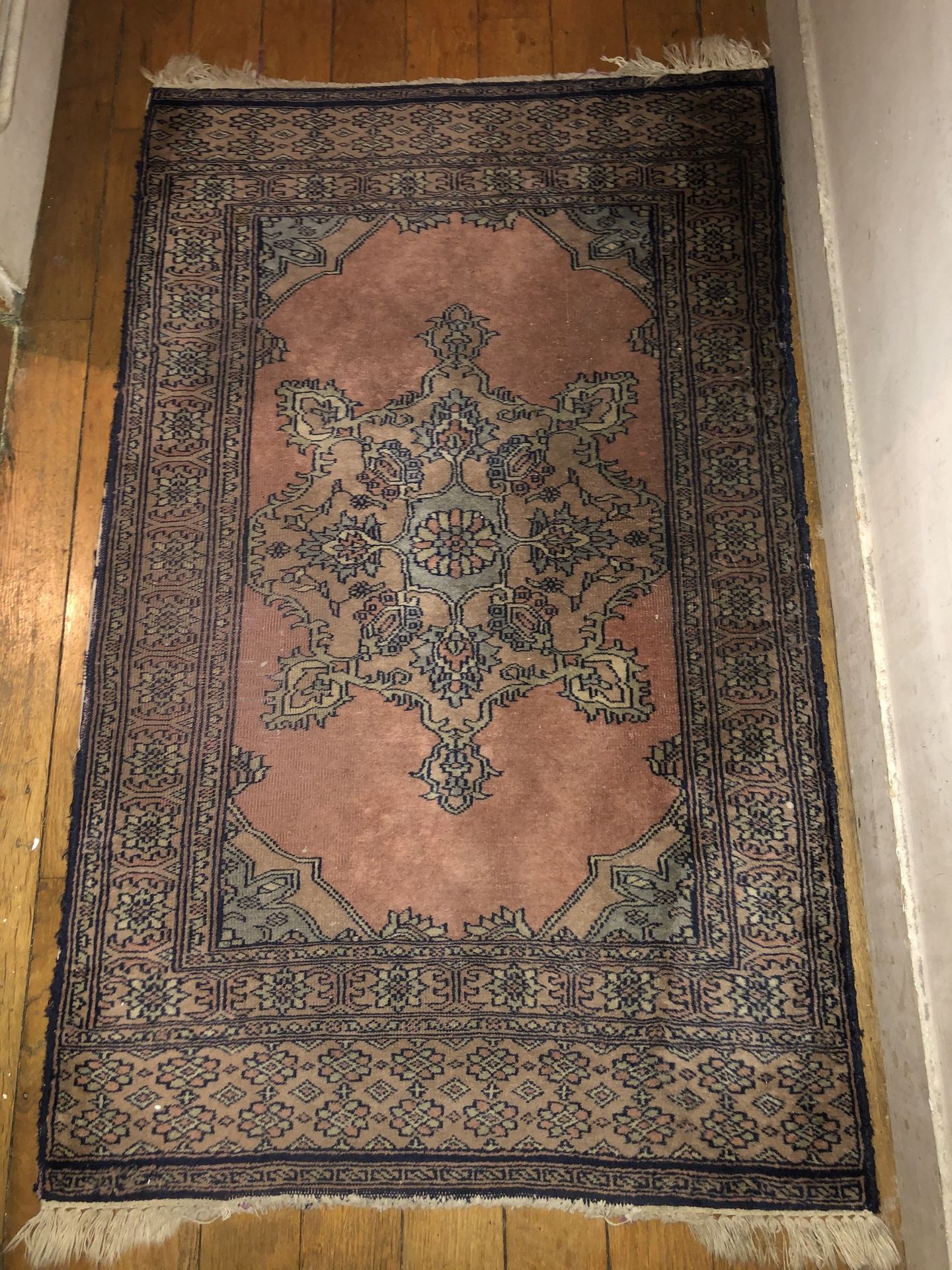Null 粉红色背景的小地毯，巴基斯坦

122 x 74 cm