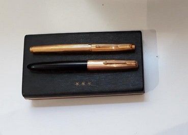 Null PARKER - Lot de deux stylos:

- Stylo à plume en résine laquée noire, le bo&hellip;