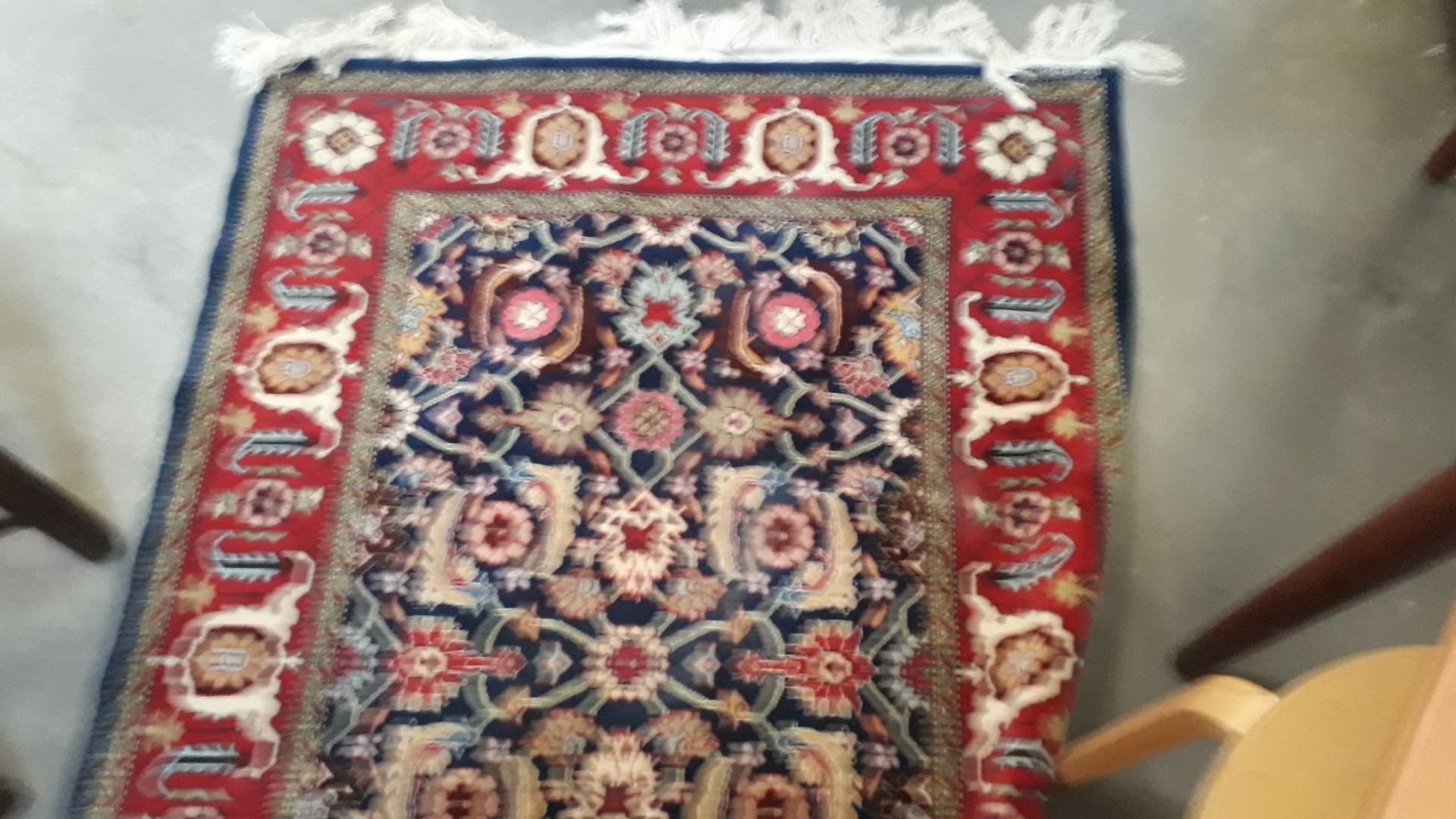 Null 
Tapis à fond bleu à décor végétal dans le gout perse, bordure rouge


Cauc&hellip;