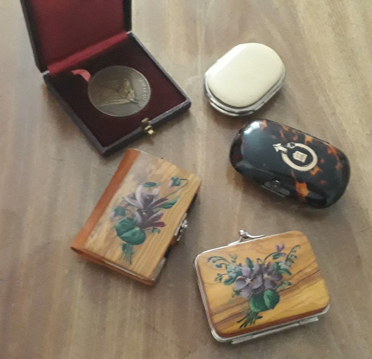 Null Lot of trinkets including:

- A tortoiseshell wallet, numbered CD

- Wallet&hellip;