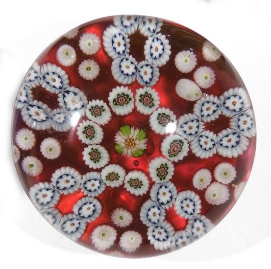 BACCARAT ou CLICHY 
BACCARAT o CLICHY - Fermacarte con sfondo rosso decorato con&hellip;