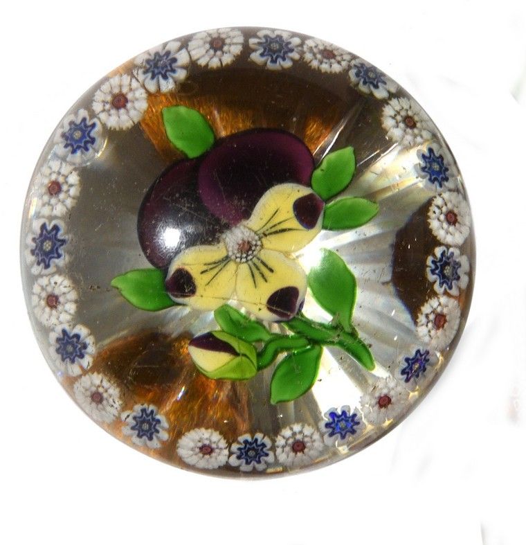 BACCARAT 
BACCARAT - Paperweight with a pansy motif composed of two purple petal&hellip;