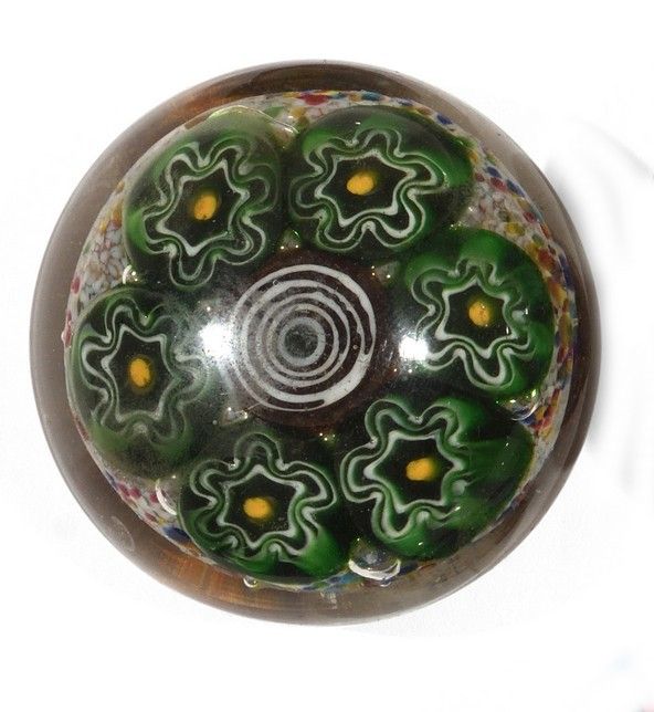 Null 
CLICHY APPERT (?) - 镇纸，装饰有六个绿色糖果的花环，围绕着中央的黑白螺旋形糖果，背景为碧玉。





直径：7厘米