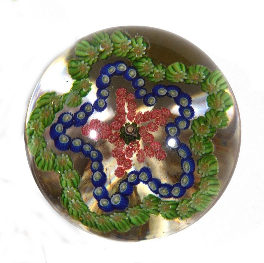 CLICHY 
CLICHY - Paperweight with three concentric garlands of green, blue and p&hellip;