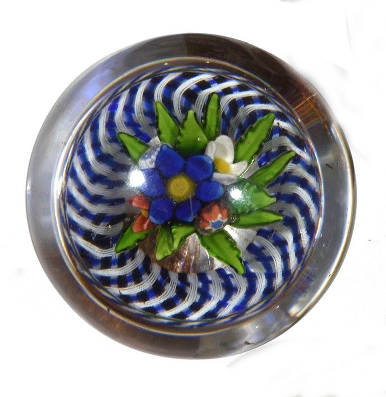SAINT-LOUIS 
SAINT-LOUIS - Paperweight with a bouquet motif in height composed o&hellip;