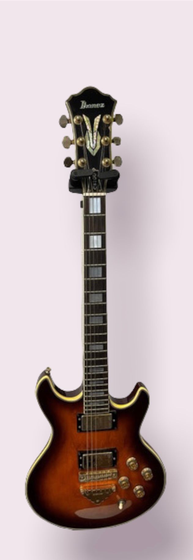 Null 电吉他，伊巴内兹CN 200

旭日东升，编号D780948

(有磨损的痕迹，琴头有小的镀层缺失，拾音器有磨损)

有一个黑色的封面