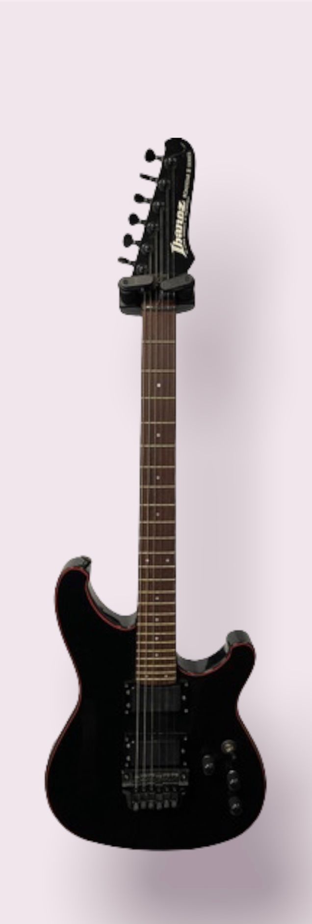 Null 电吉他，IBANEZ型Roastar II系列

黑色带红色镶边，日本制造，编号E852734

(不含揉弦杆，有一些磨损的痕迹)

带着棕色的箱子