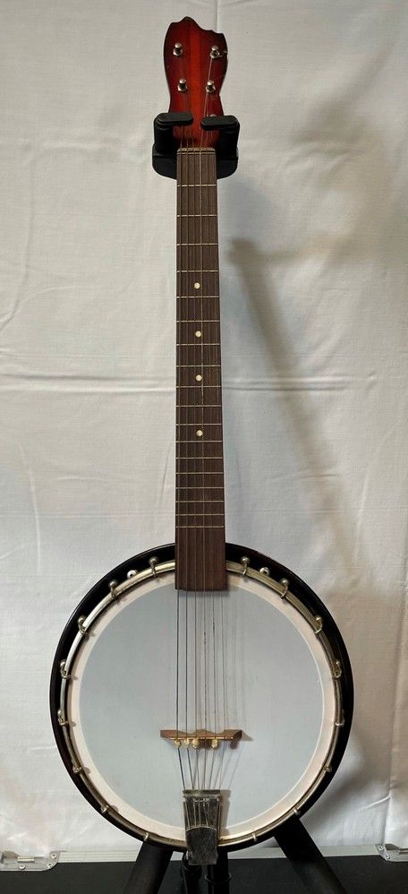 Null BANJO six strings, VINCENT-GENOD

(wear, small accident, rust spots, varnis&hellip;