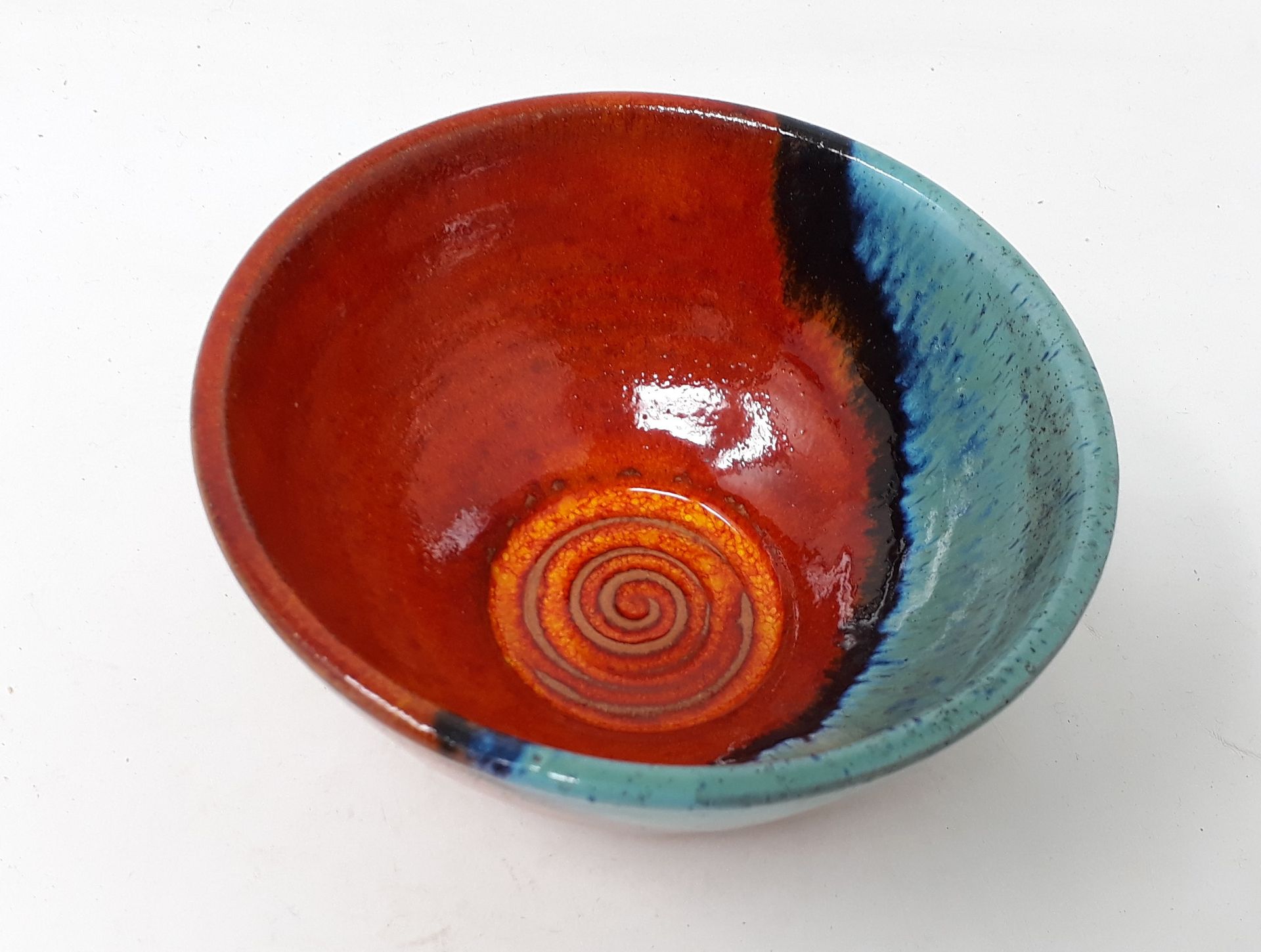 CRÊTE 
Earthenware bowl with orange and turquoise decoration, marks in hollow an&hellip;