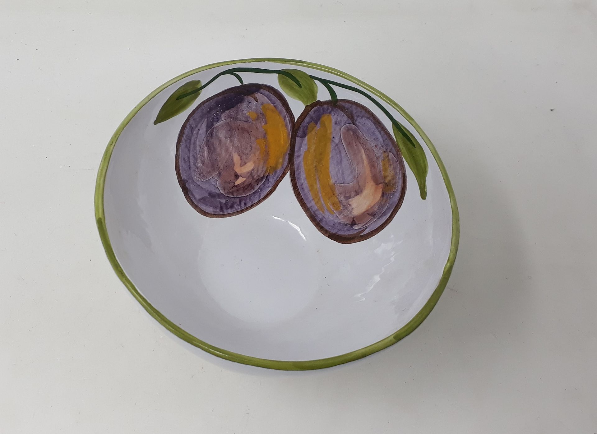 Null BOURZOLLES (陶器)

饰有两个李子的陶碗，脚跟下的编号是157号

直径：14；高：7.5厘米