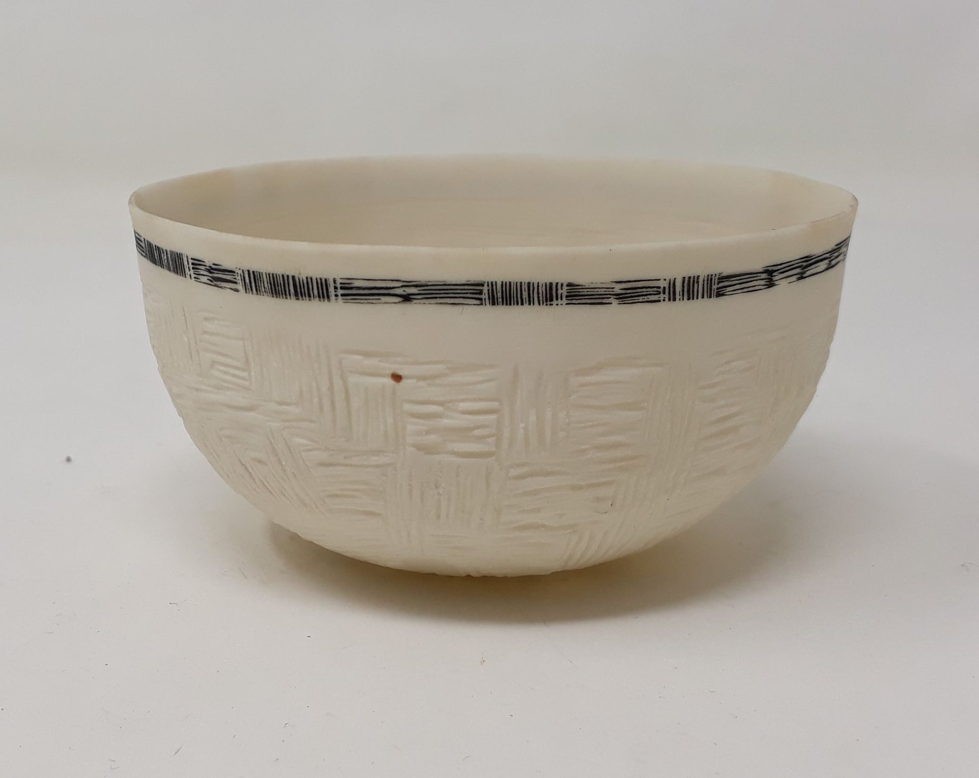 BALLARIN Carmen 
Small bowl in white and black porcelain with incisions, n°326 u&hellip;