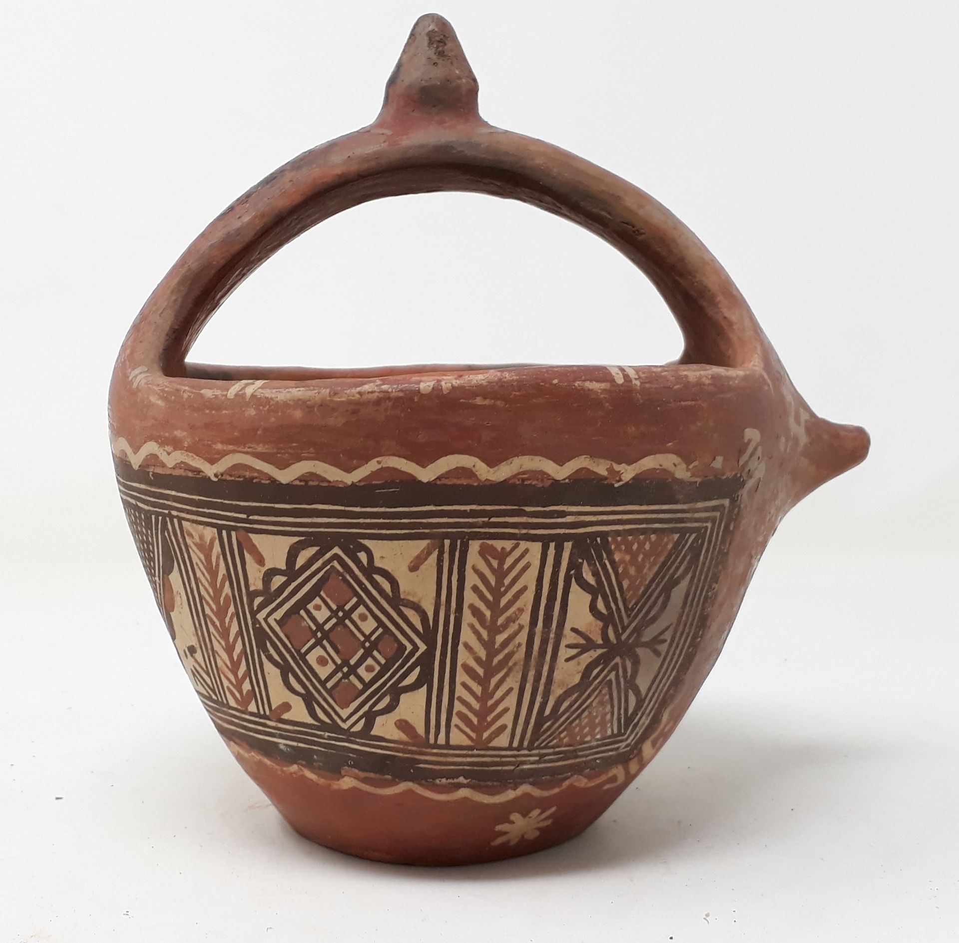 KABYLIA 
Earthenware pot with geometric decoration, n°327 under heel 
H.: ???? (&hellip;