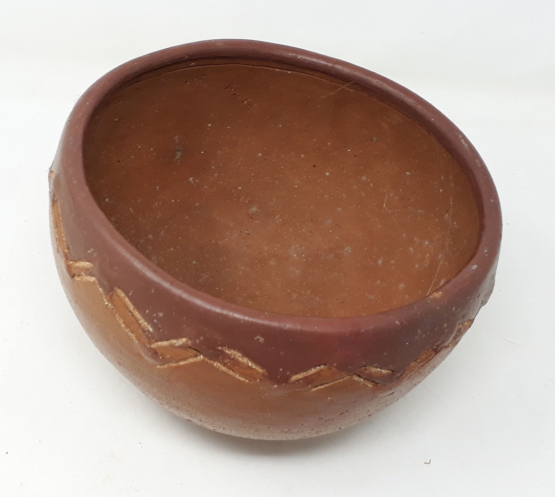Null CAMEROON

陶器沙拉碗，刻有人字形的装饰，脚跟下有368号

直径：18.5；高：13厘米