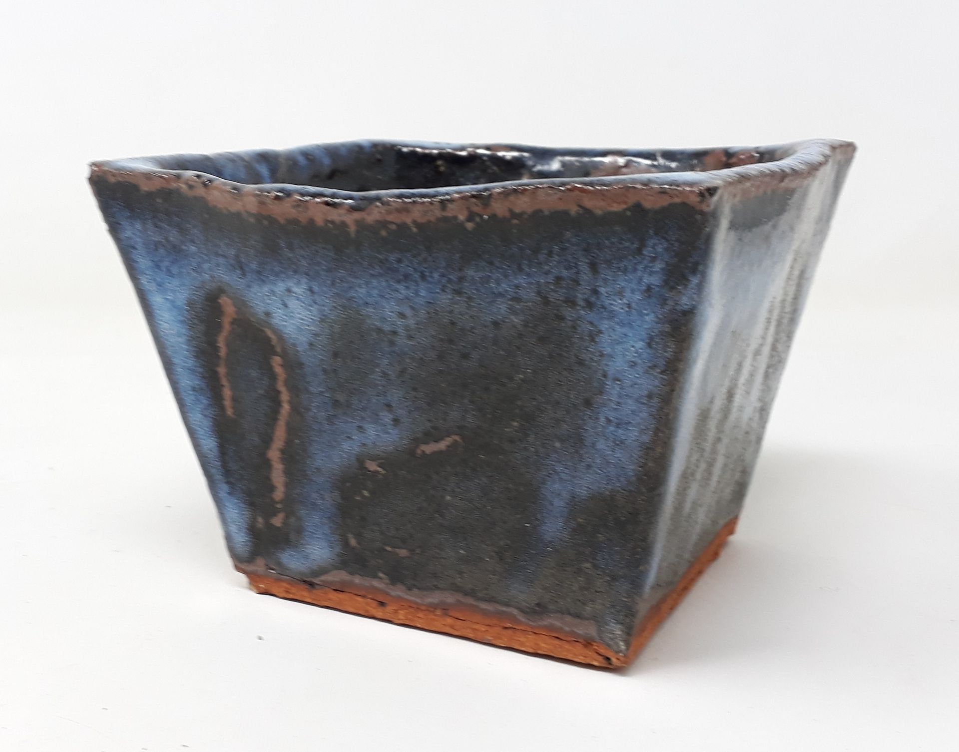 Null 埃里克-德普朗什

方形蓝釉陶罐，鞋跟下有字母图案和n°98

9 x 12.5 x 12.5厘米