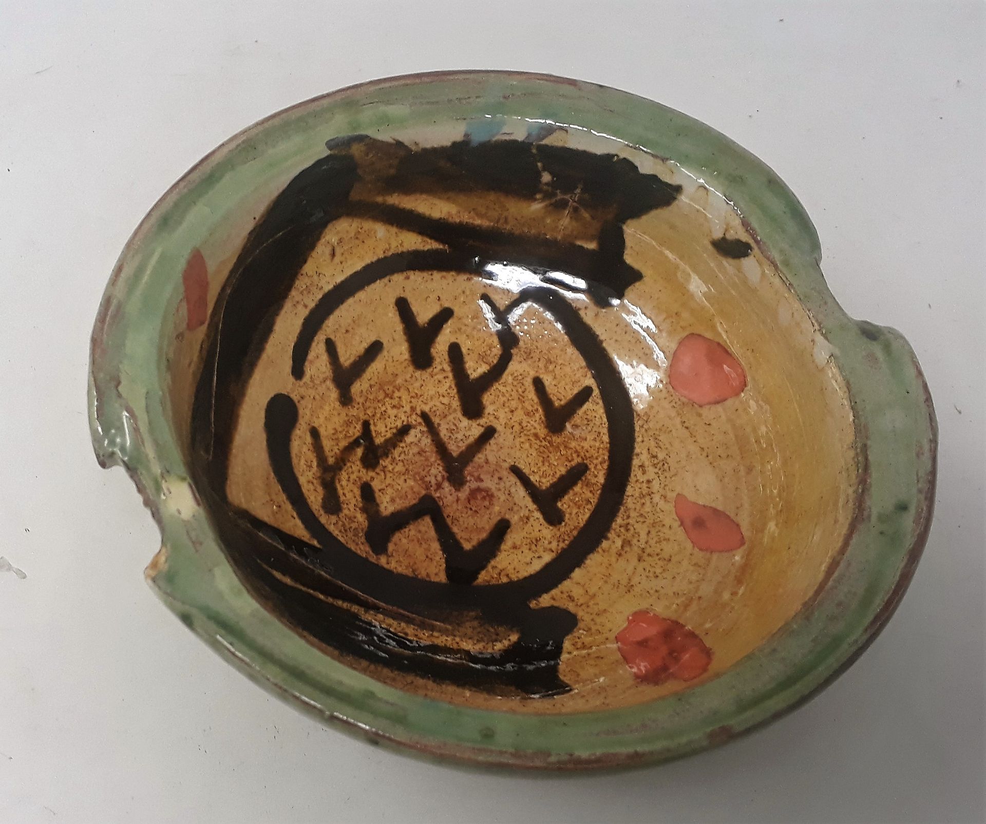 Null 巴塞尔-蒂埃里

抽象装饰的陶杯，脚跟下印有creuc和210号印章

直径：15；高：7厘米