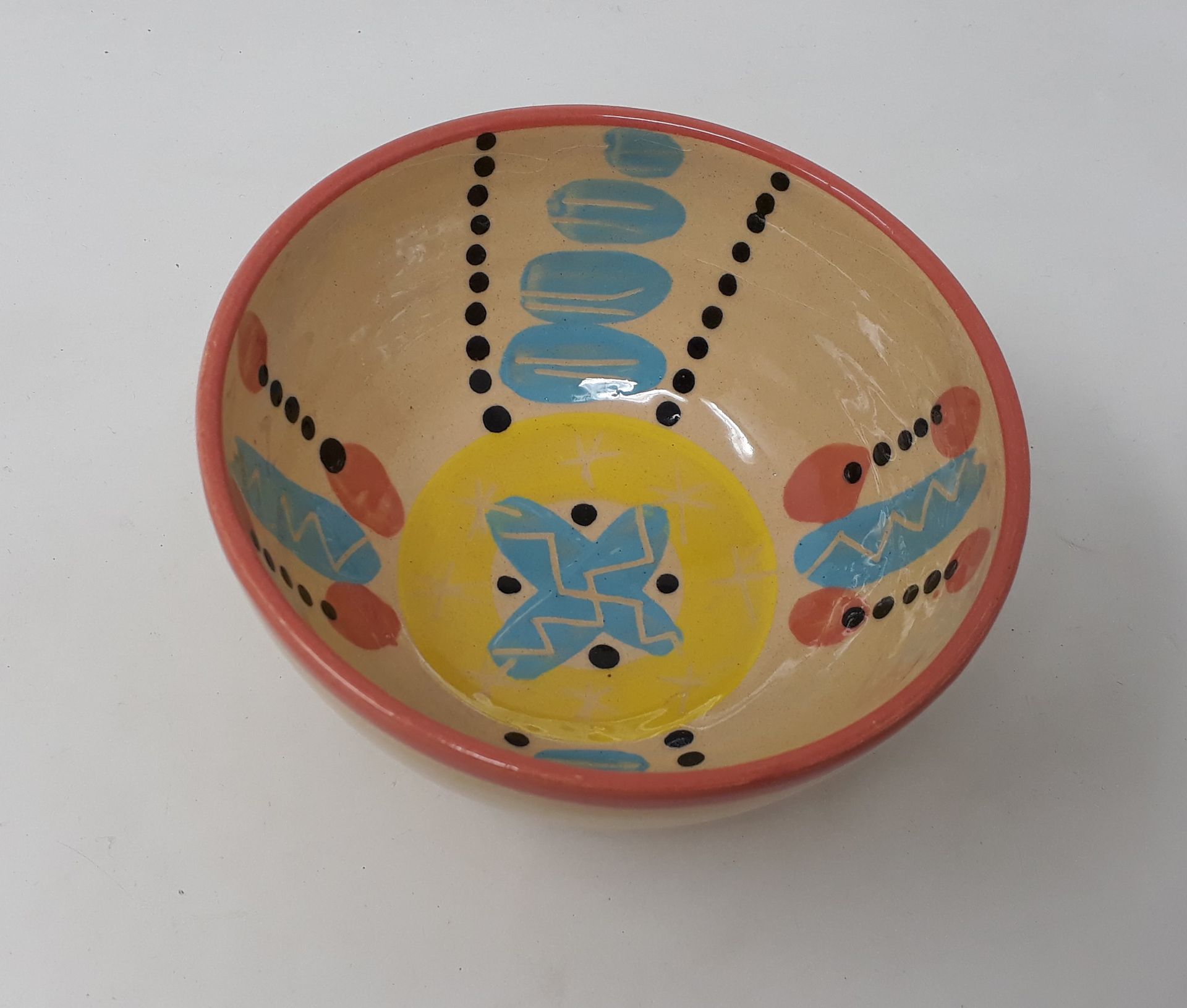 Null 弗里斯-丽塔

黄、蓝、粉色装饰的陶碗，脚跟下编号124

直径：14；高：8厘米