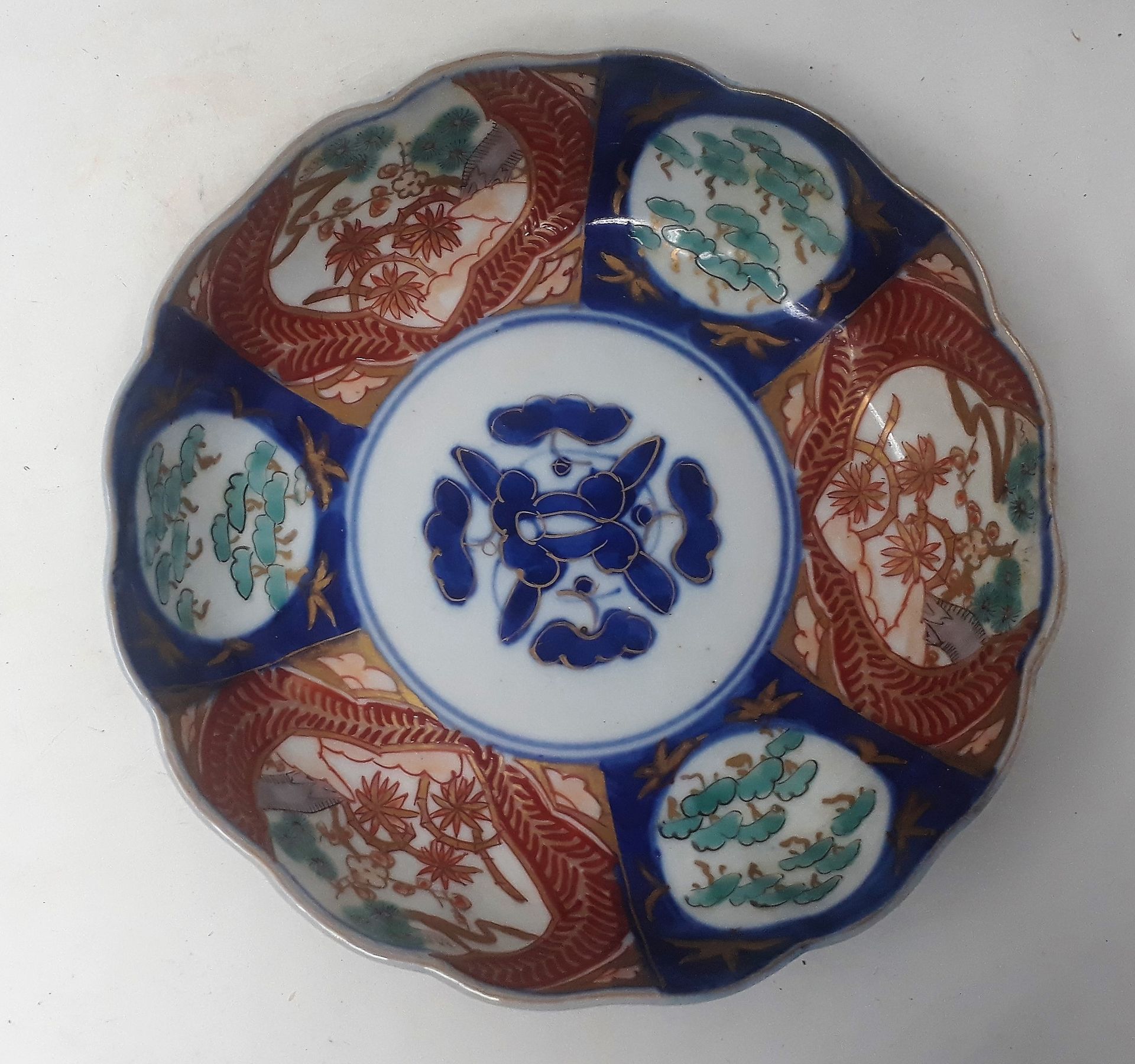 JAPON, circa 1870 
Coupelle en porcelaine à décor imari, n°347 sous talon 
Diam.&hellip;