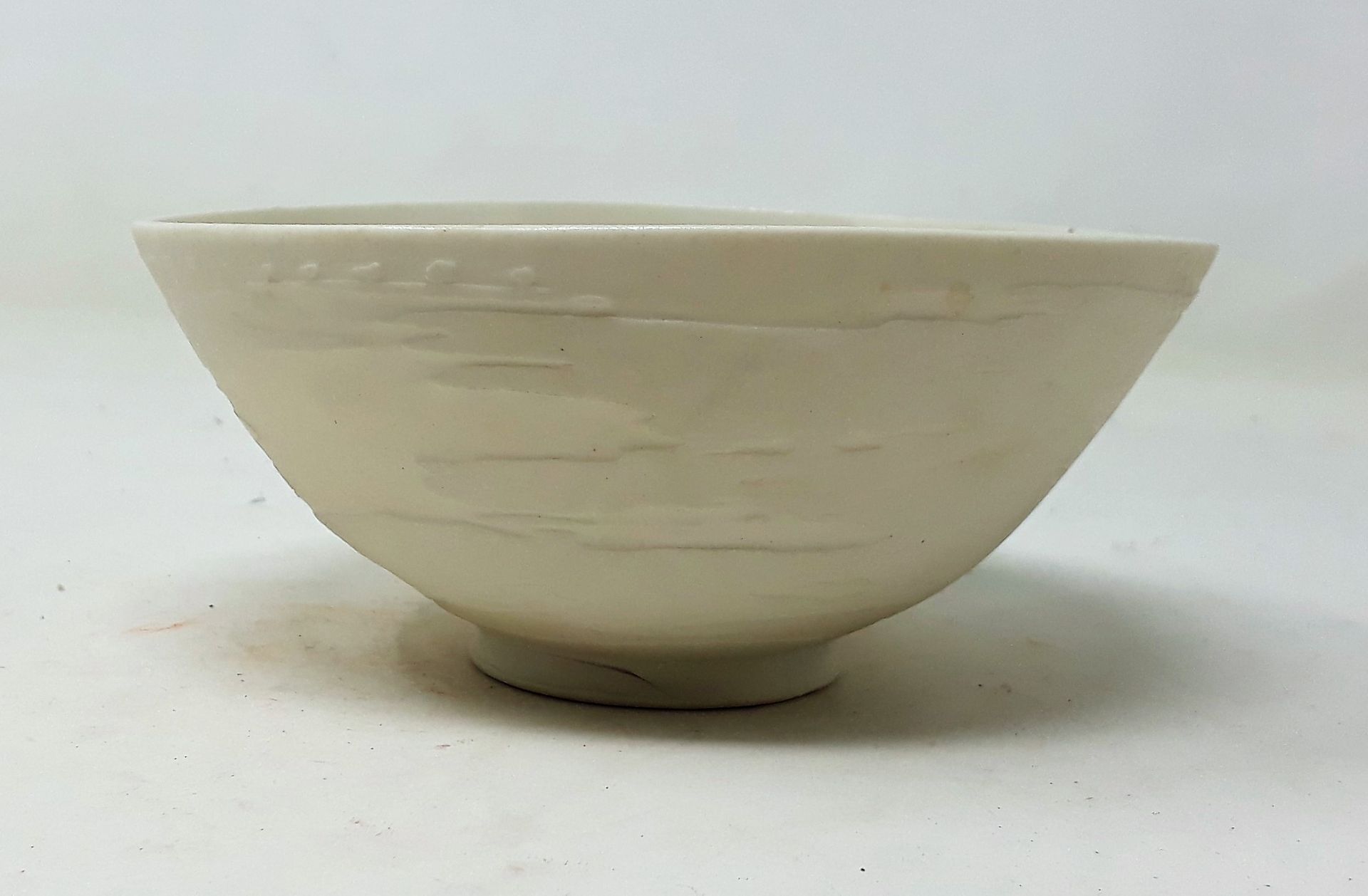 Null CRAEMER Claudia

白瓷碗，有浮雕装饰，有浮雕图案，脚跟下有286号

直径：12；高：5.5厘米（有污点和裂缝）