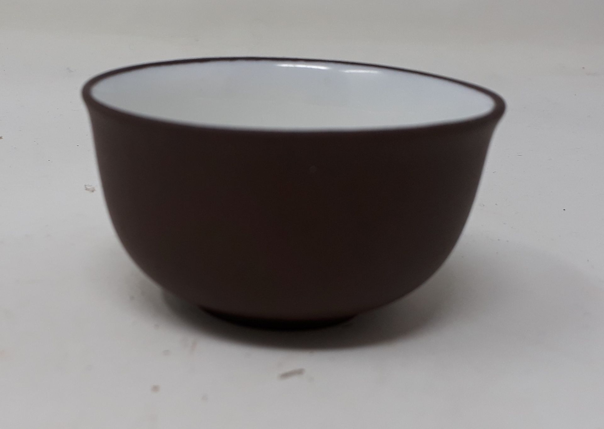 Null 中国

现代白色和棕色瓷器饮水碗，编号342

直径：6；高：3厘米