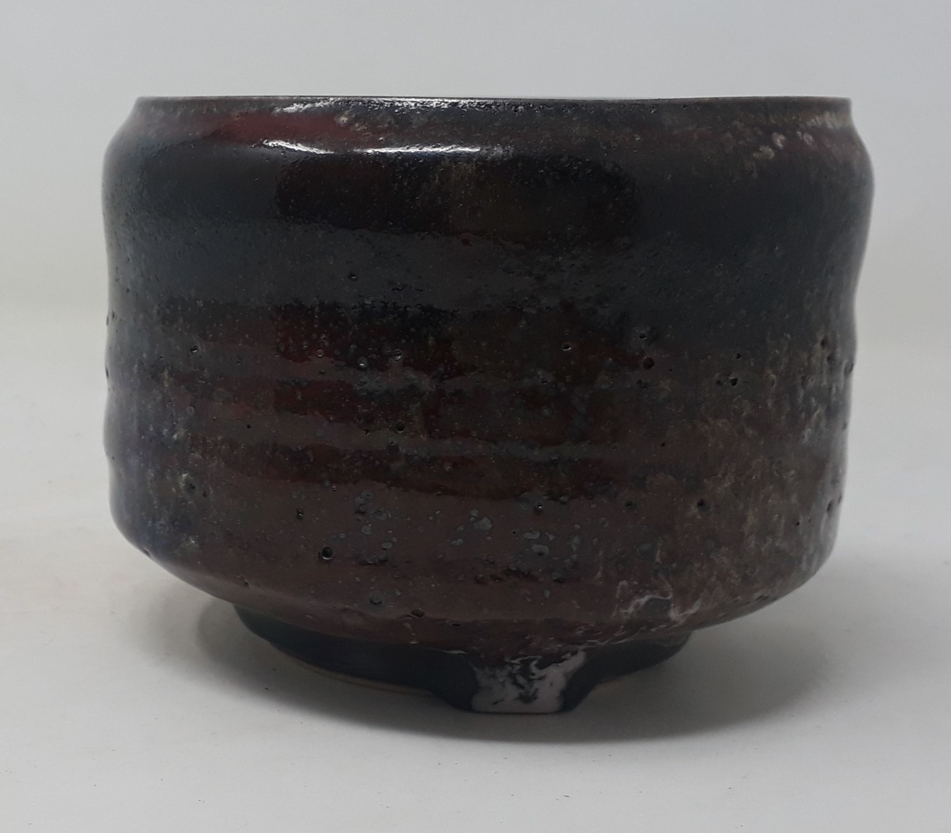 Null COUSSERAN Serge

黑红相间的瓷碗，碗跟下有空心标志n°197

直径：9.5；高：8厘米