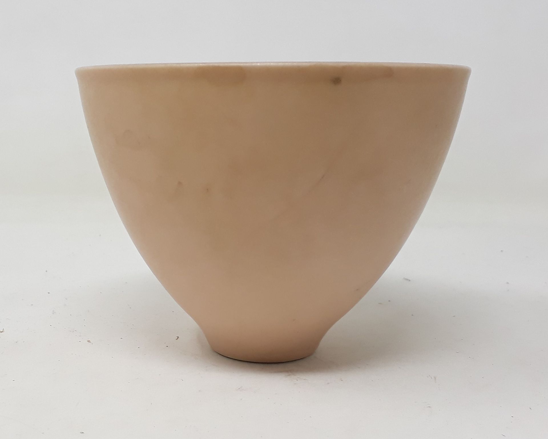 Null DUROSELLE Xavier

粉红色瓷碗，中空图案，碗跟下有73号字样

直径：11,5；高：8,5厘米（已裂）。