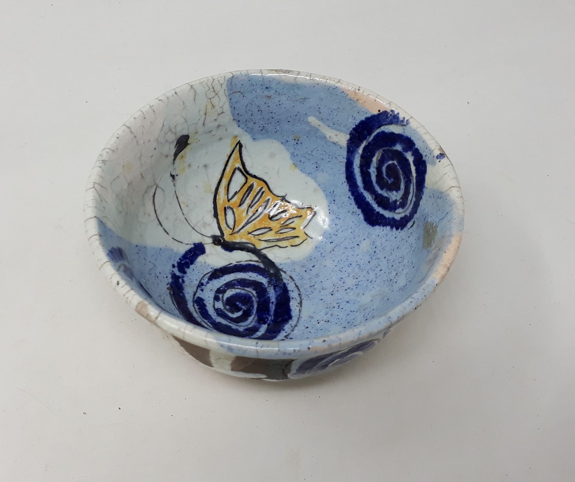 Null FITZPATRICK Christiane

拉库石器碗，带蝴蝶装饰，中空图案，碗跟下有编号186。

直径：12；高：6.5厘米