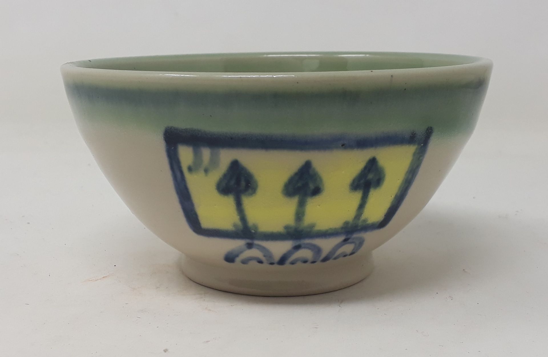 Null 德波拉

带箭头装饰的陶碗，有签名，中空处有 "土伦"，碗跟下有编号120

直径：12.5；高：6.5厘米