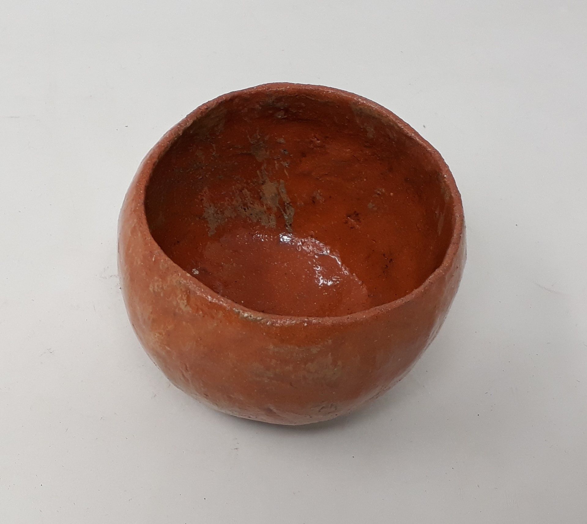 Null 萧莱-让-皮埃尔

棕色釉面的炻器碗，脚跟下有印记和n°317。

直径：8；高：7厘米