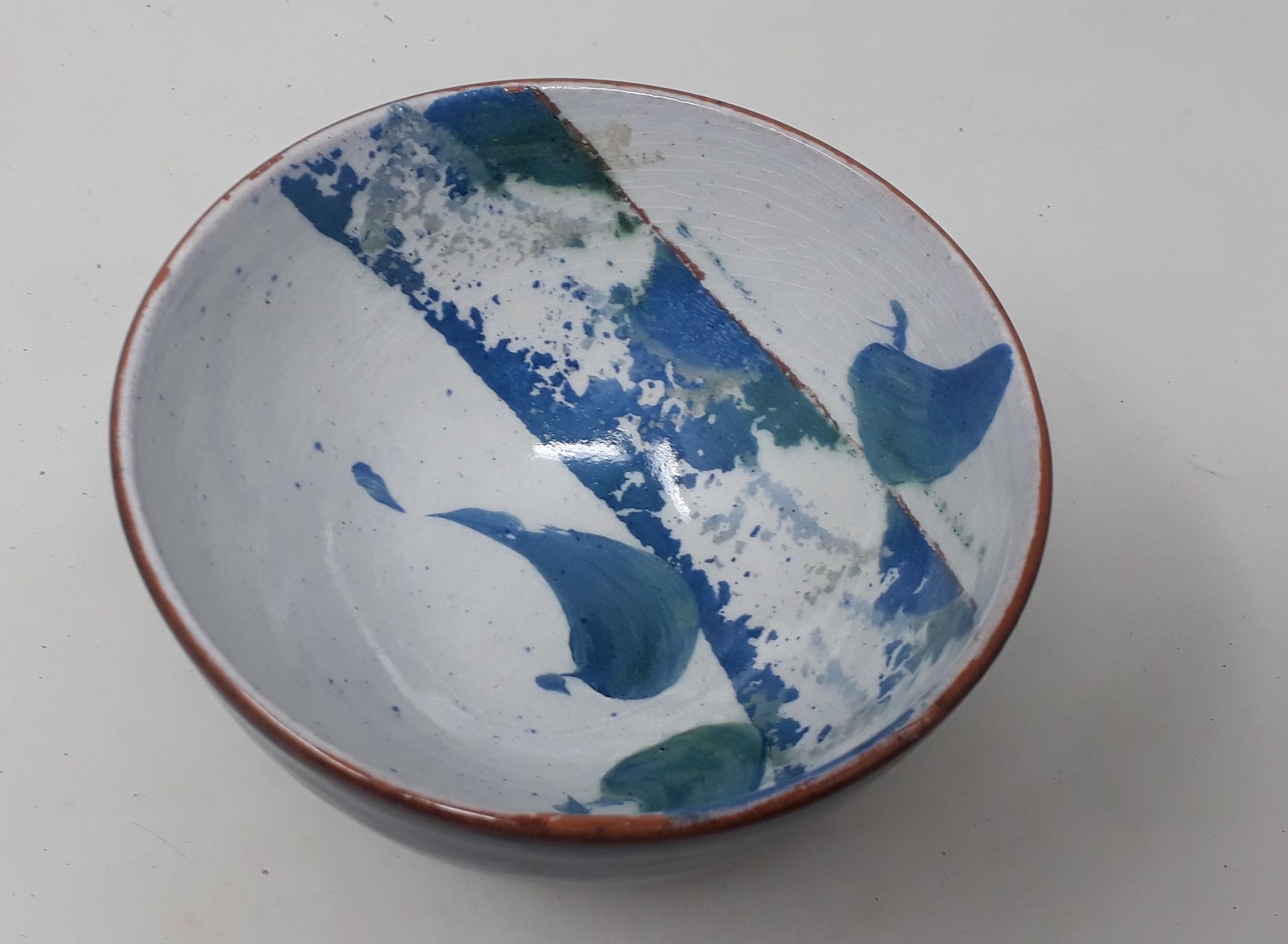 Null BESSON Jean-Claude

蓝色装饰的陶瓷碗，脚跟下有签名和n°162

直径：13.5；高：8.5厘米