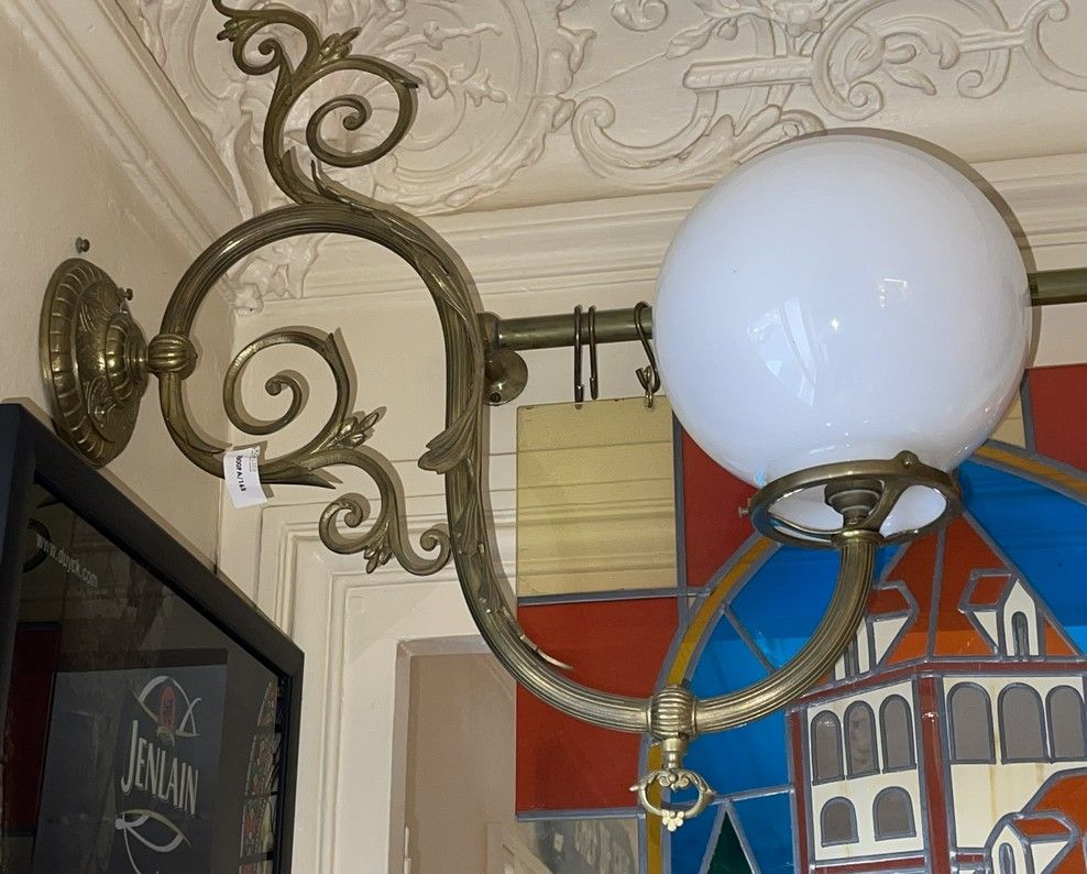 Null 
大量的壁灯组成。

- 黄铜烛台和白色玻璃球，20世纪初，54 x 54厘米

- 一对铜质壁炉，带一朵玻璃郁金香，20世纪，长：27厘米

- 一&hellip;