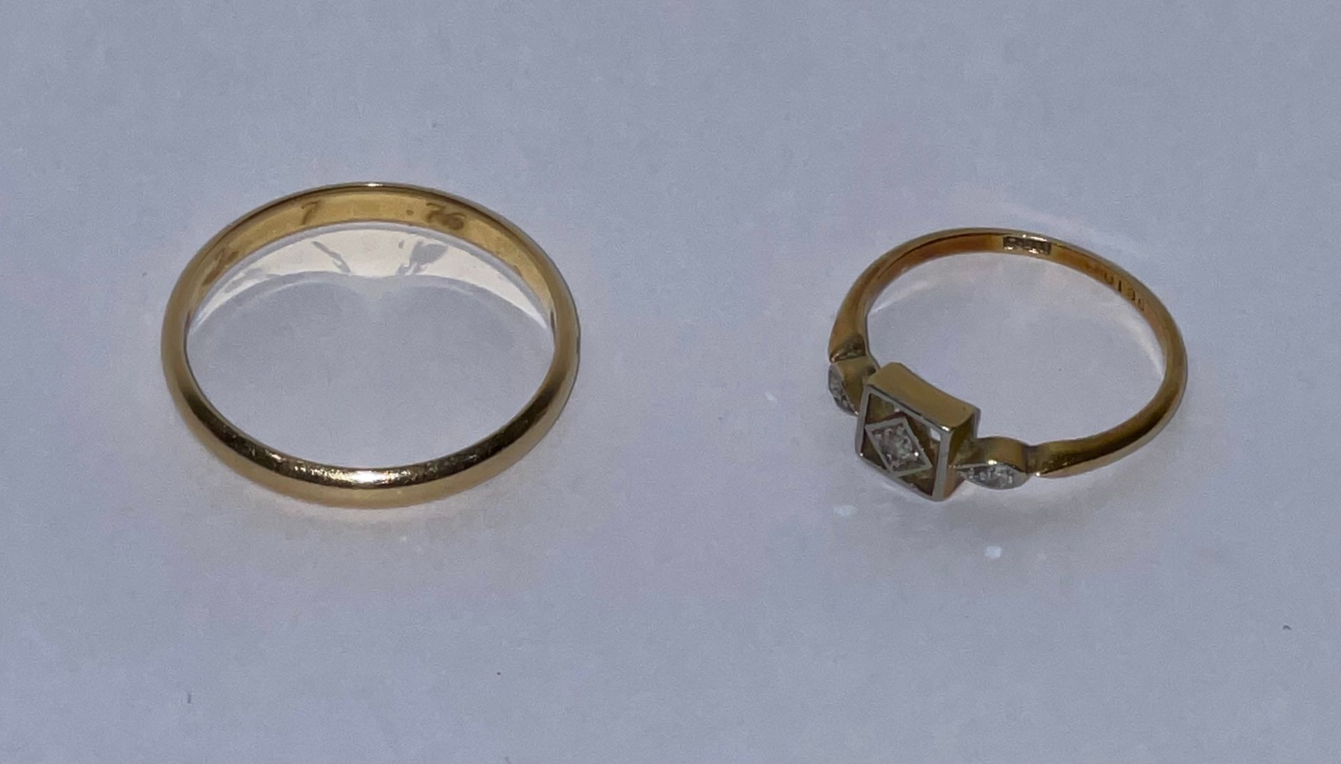 Null 一批750/00金的珠宝，包括。

- 750°/°黄金戒指，镶嵌白色宝石，毛重：1.90克

- 结婚戒指 750°/°黄金，重量：3.14克