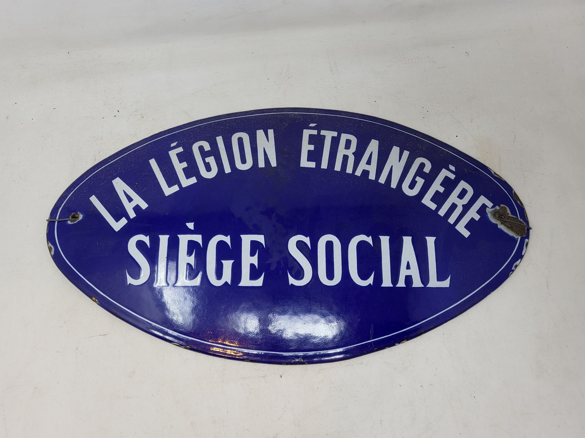 Null 拱形的椭圆形珐琅牌 "La Légion étrangère - Siège social"。

20世纪

24 x 40,5 cm (缺失)