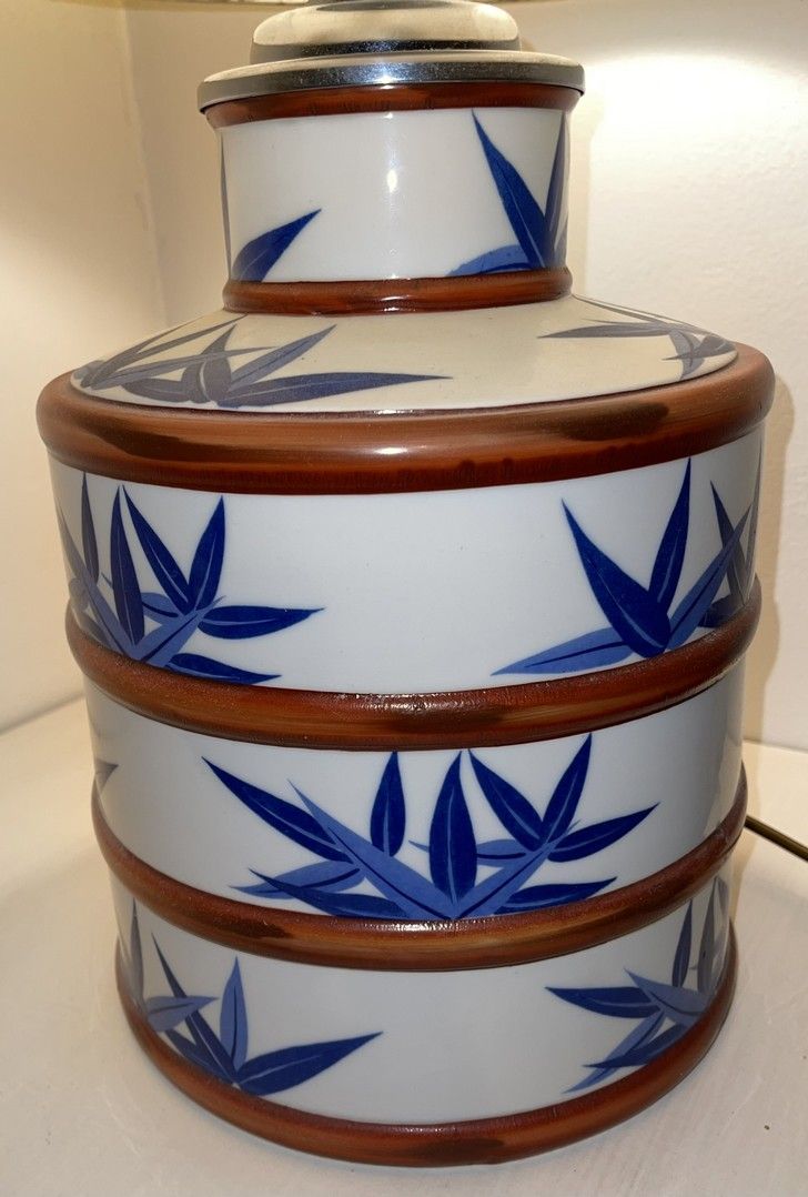 Null 
Juego de dos lámparas:

- lámpara de porcelana con decoración de bambú, mo&hellip;