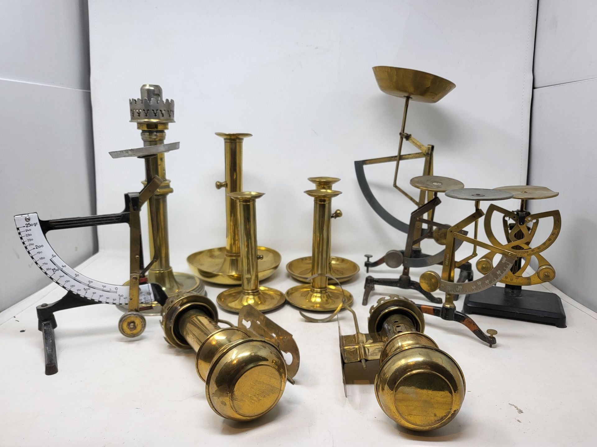 Null 
Lot of metal objects including: 

- lamp "Pigeon" in brass

- storm lamp "&hellip;