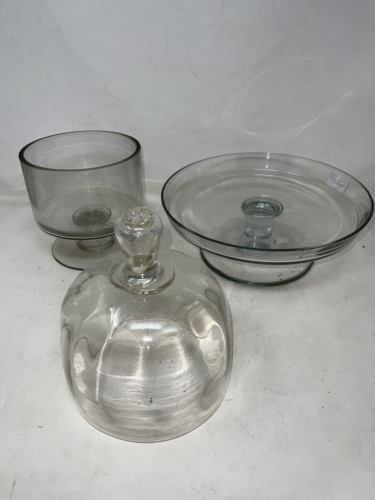 Null 
一批玻璃器皿包括 

- 玻璃皮杜什杯，高：15.5厘米；直径：16厘米

- 玻璃展示架，高：10厘米；直径：28.5厘米

- 玻璃钟，高：33&hellip;