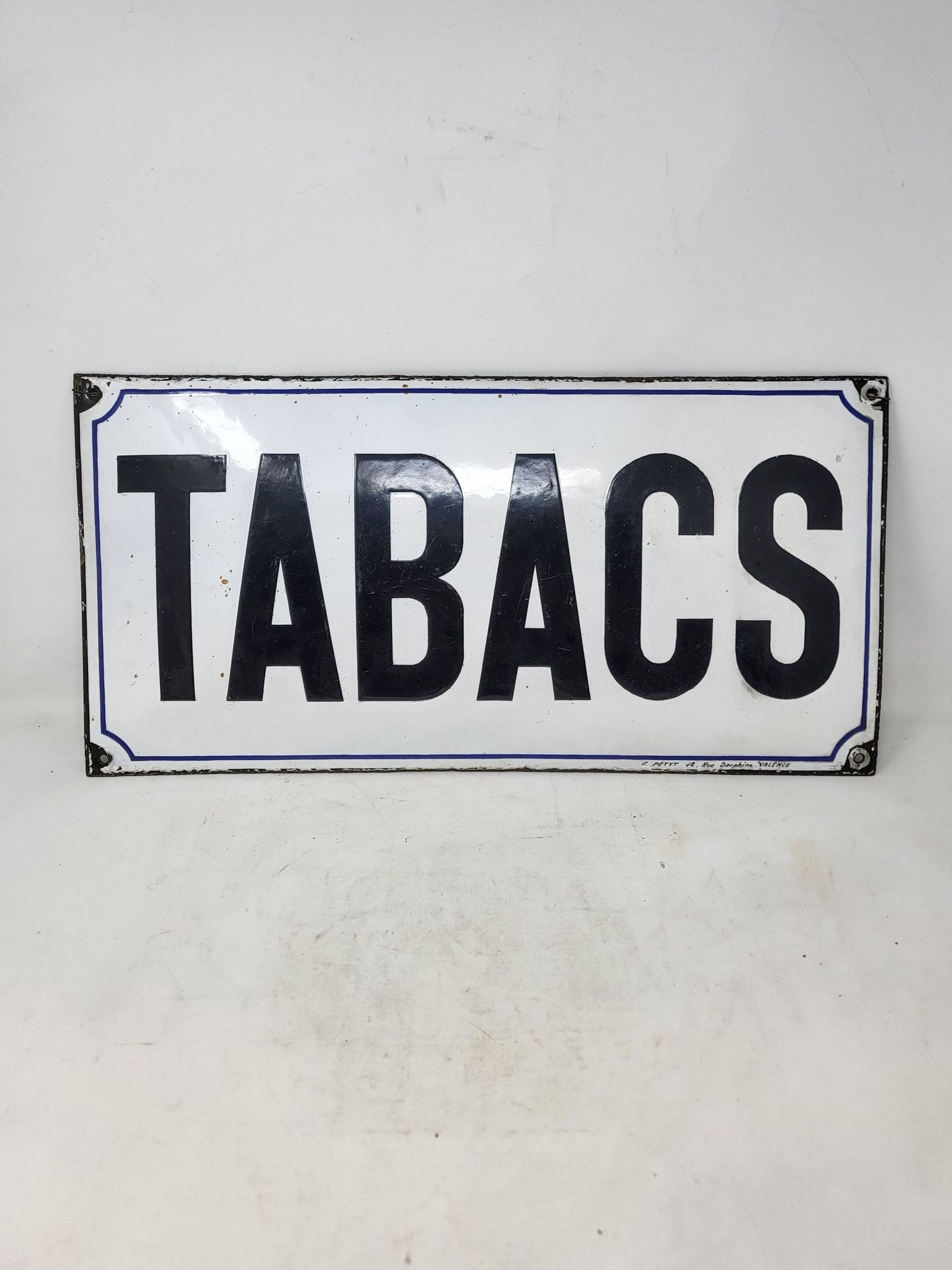 Null Gewölbtes Emailleschild "Tabacs", Petyt in Valence.

20. Jahrhundert

26 x &hellip;