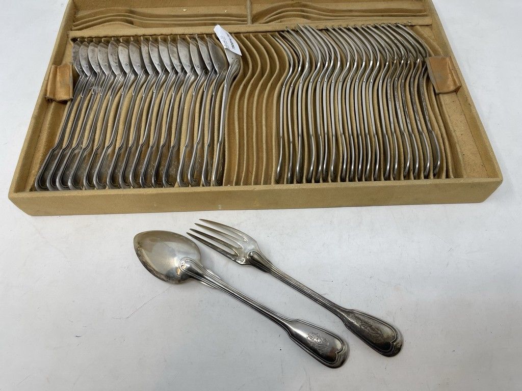 Null 
Set di diciannove forchette e diciassette cucchiai da dessert in argento 9&hellip;